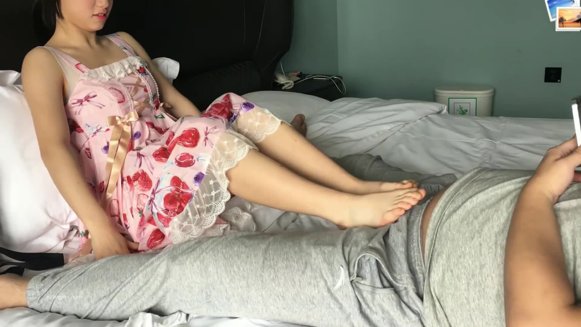 约大学生班花妹纸酒店玩足交口交手撸，长得很清纯很漂亮！