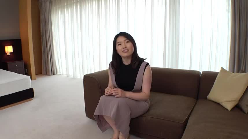 SIRO-4656 【第一枪】【谦虚的性格】【妖娆的外貌】出现了一个拿著三个塞夫勒的接待员，与整洁的外表相反。适度泄露的内裤被大公鸡从后面的推进刺入阴道后部，变成了快乐的哭声