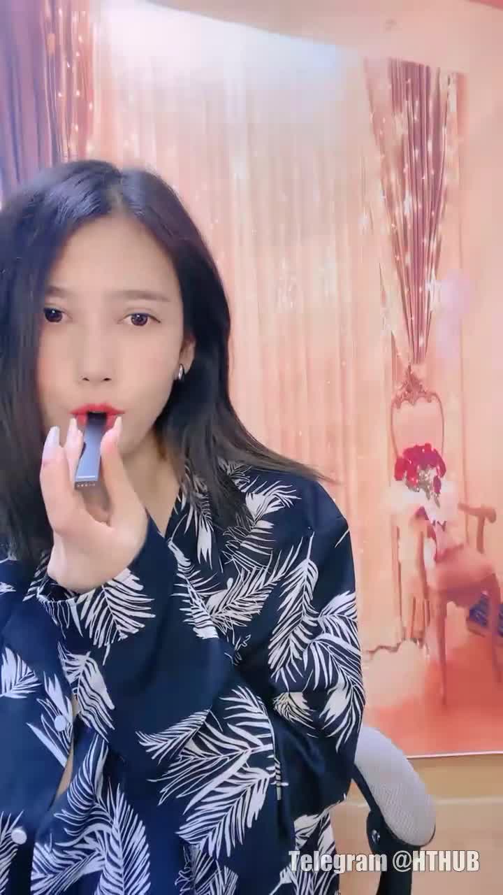 主播 桃子 粉嫩白皙美艳女诱惑收费房表演