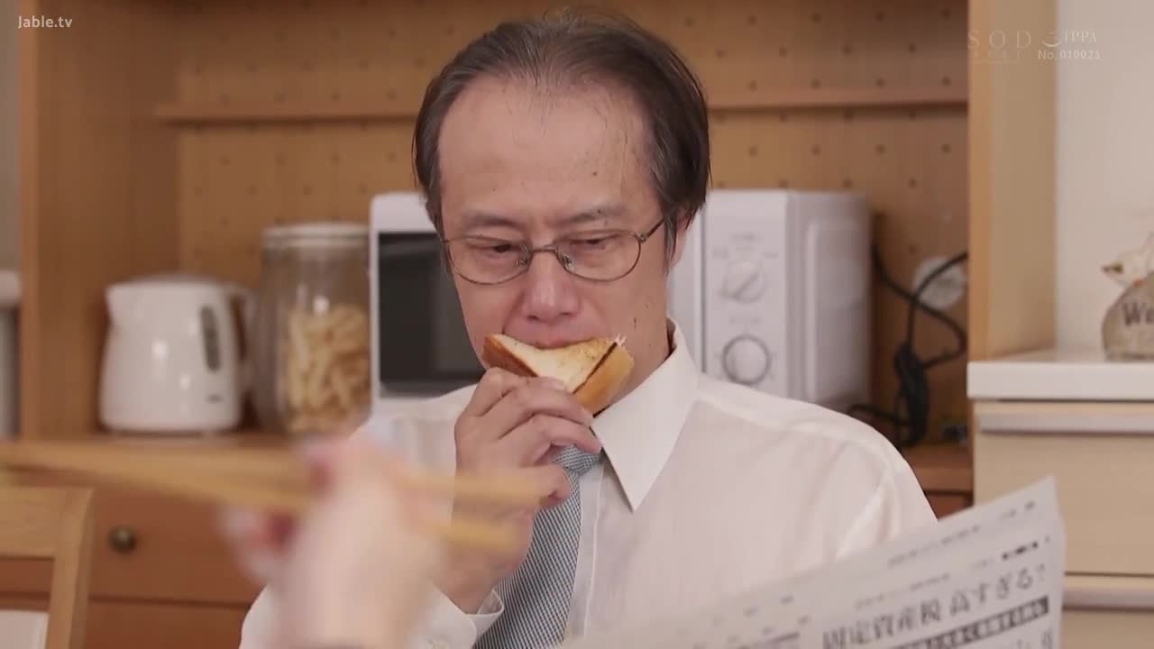 STARS-488 “我把我爸爸看作一个男人……” 一天晚上，我不断地犯下我最喜欢的岳父。 Belokiss 性交，外面很冷，但嘴唇灼热 - 唯井真寻
