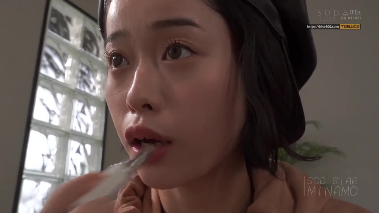 STARS-526 受欢迎的Erokawa美容师Minamo实际上是一个可笑的吻恶魔。 - MINAMO