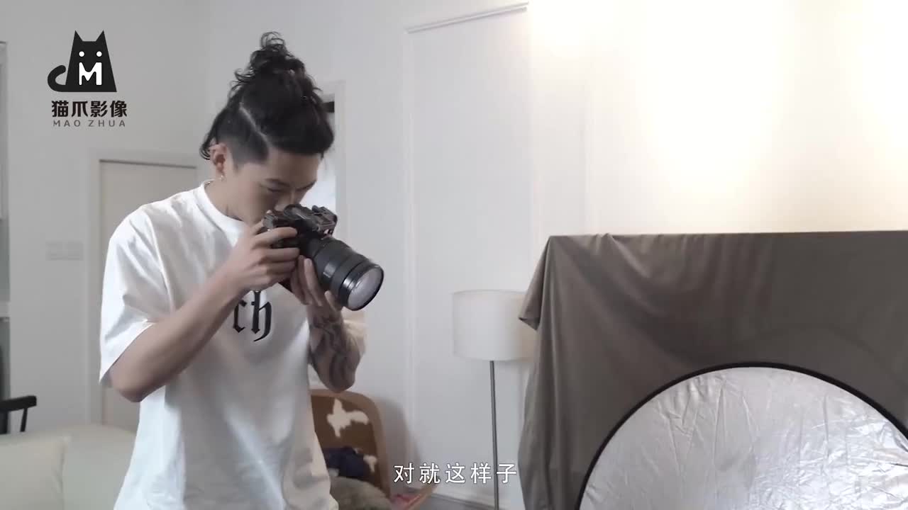 变态私家摄影师 镜头下玩弄性感女大生