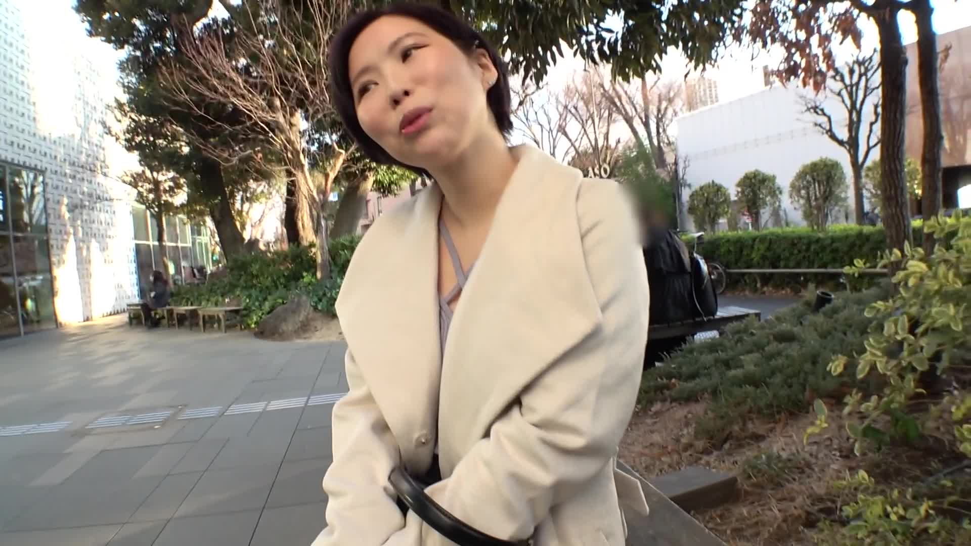 SIRO-5282 一位年长的女士，带著平静而神秘的气息。当性爱开始时，她突然发生了变化，感觉太好了，甚至没有注意到自己的身体向后倾斜了