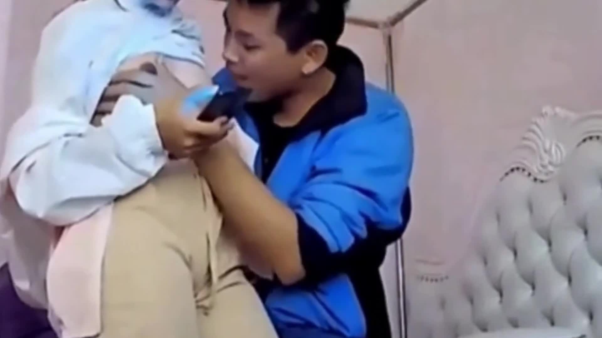 小侄女真诱人，舅舅根本忍不住，摁到床上添奶吃逼