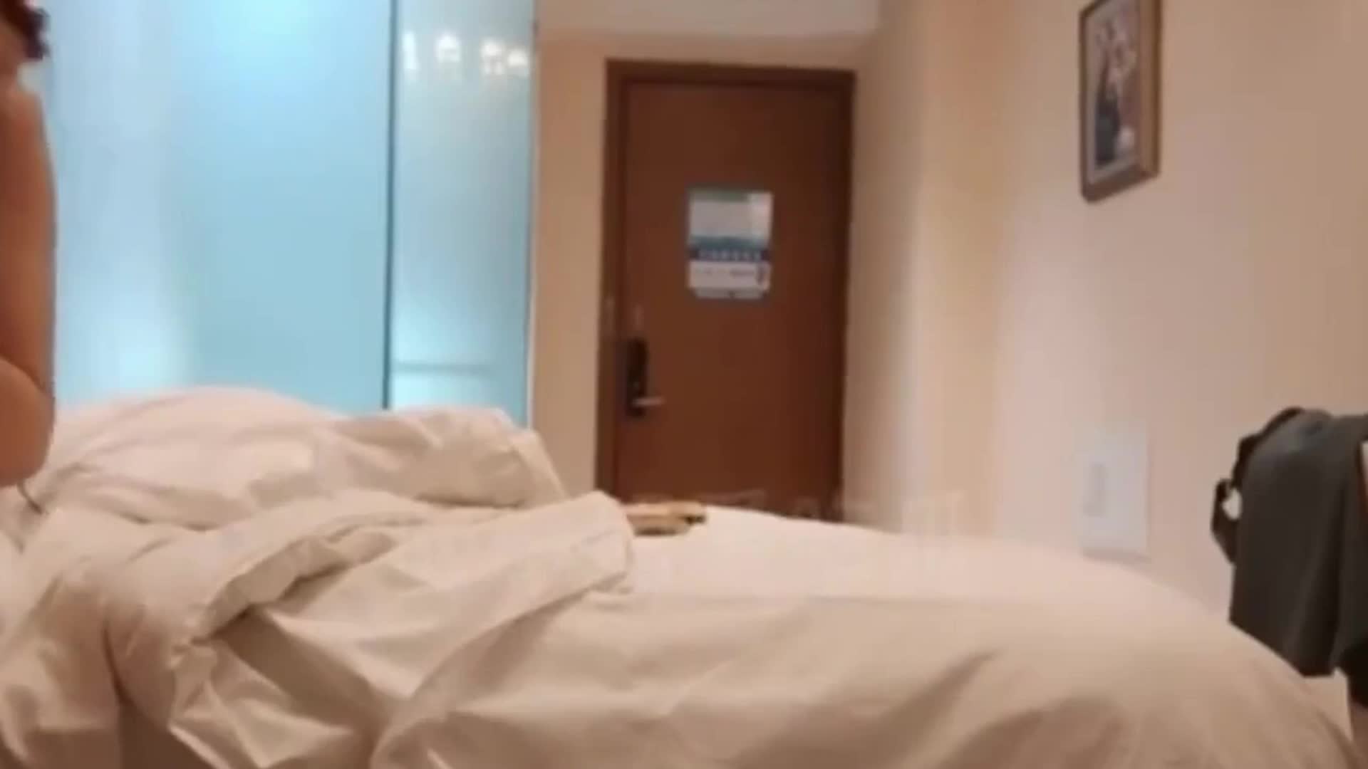 带个美女去酒店开房，美腿大长腿在床上玩手机诱惑慢慢