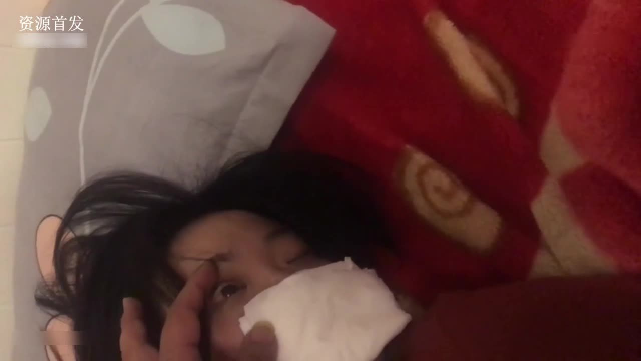 屌丝小叔子趁着哥哥出差下药迷玩正在房间睡觉嫂子的骚逼