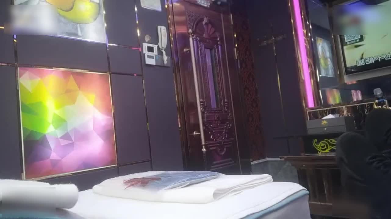 小少妇架不住金钱的诱惑，下班后来酒店开房，风骚淫荡