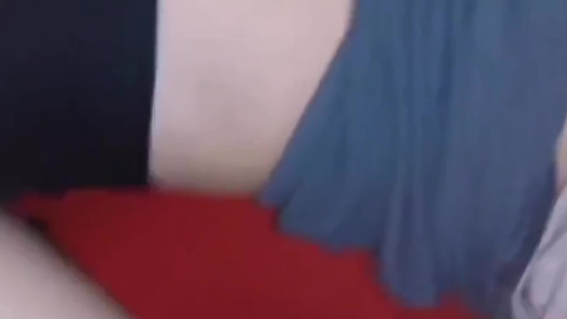 巨乳大奶高颜值美女，按到床上后入强上全是水