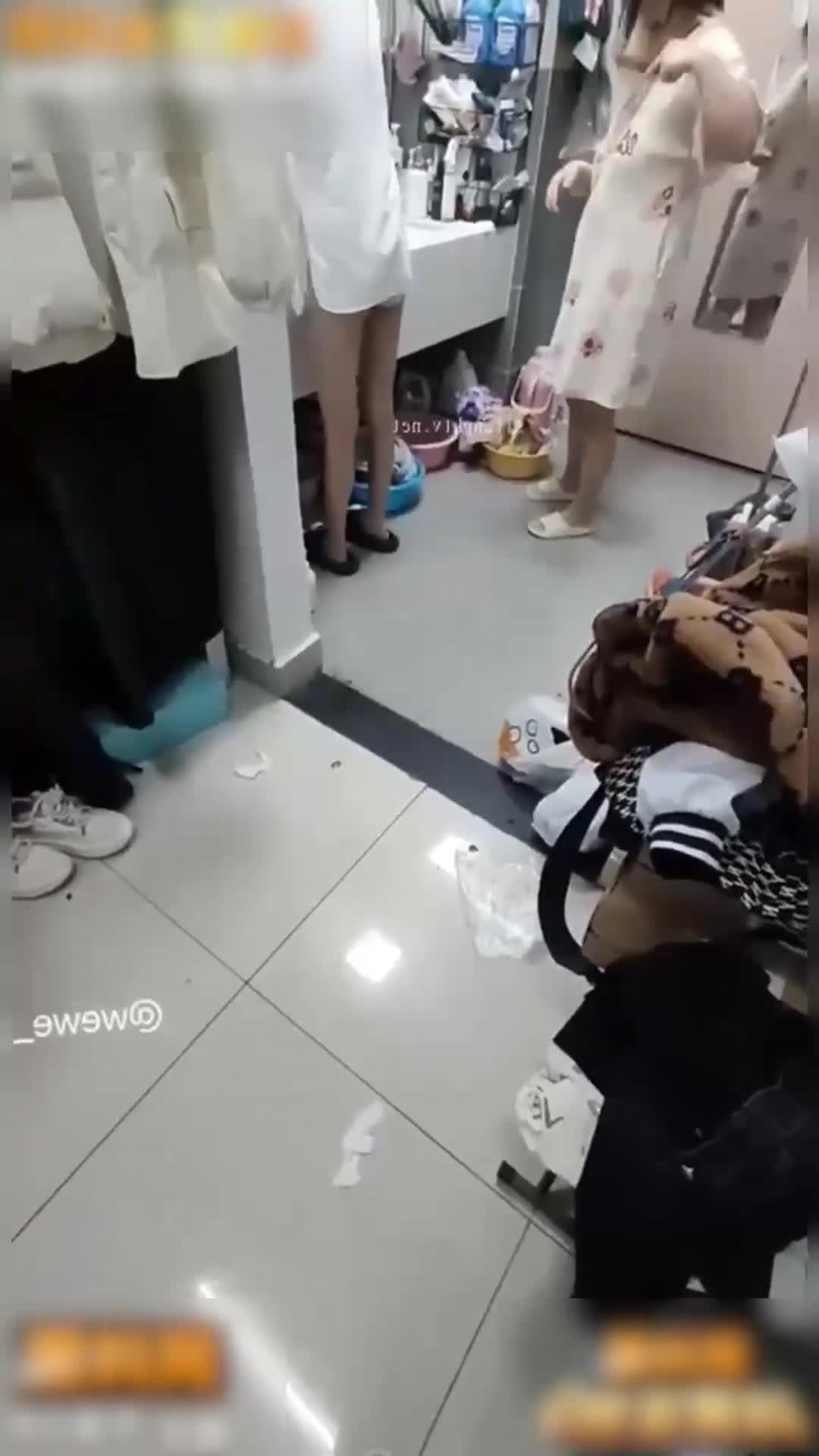 女生宿舍偷拍室友换衣服洗澡 身临其境带你感受女宿舍原汁原味的波涛汹涌！